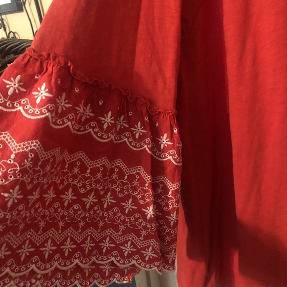 4X top with detailed sleeves.  Perfect top for fall. - Picture 2 of 3